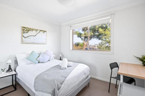 Serene Double Room in Revesby - Mins to Eateries & Shops - Shared Bathroom